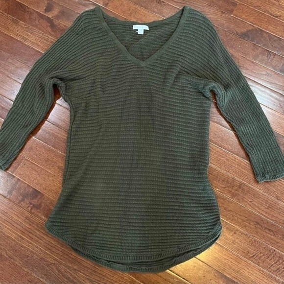 New York & Company Army Green V-neck ribbed sweater size Medium - Picture 3 of 7